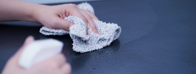 日差しが差し込む静かな室内